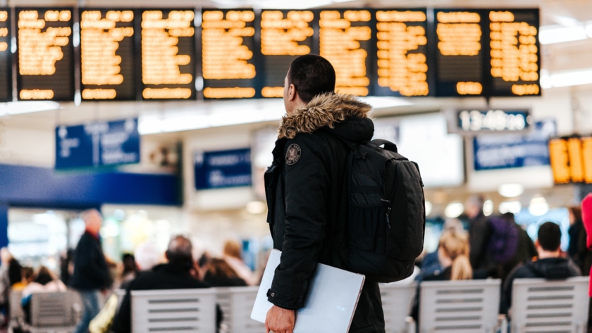 homme dans un aeroport