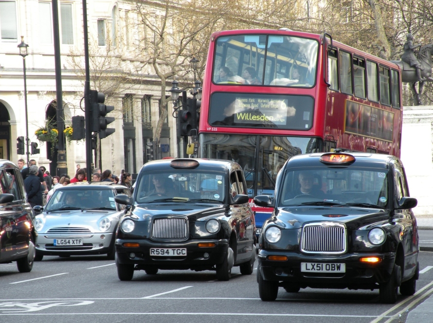 Voitures dans Londres taxi et bus rouge